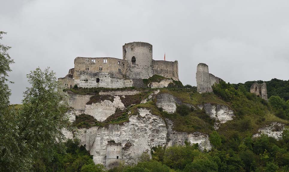 Navigating the Seine: Embarking on a Romantic Odyssey through the Heart of France